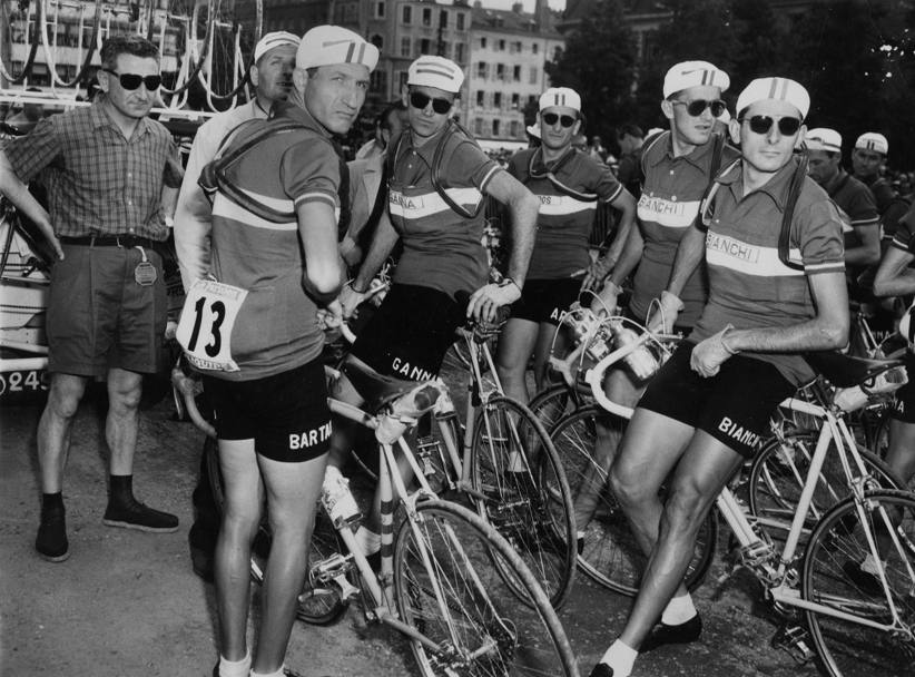 Gino Bartali (sin) e Fausto Coppi, in una tappa di quel Giro del 1949: due giorni prima l’Airone aveva fatto il vuoto nella Cuneo-Pinerolo con una fuga di quasi 200 km, con il toscano a inseguirlo per 5 GP della montagna. Al traguardo Coppi aveva un vantaggio di 11’52” 